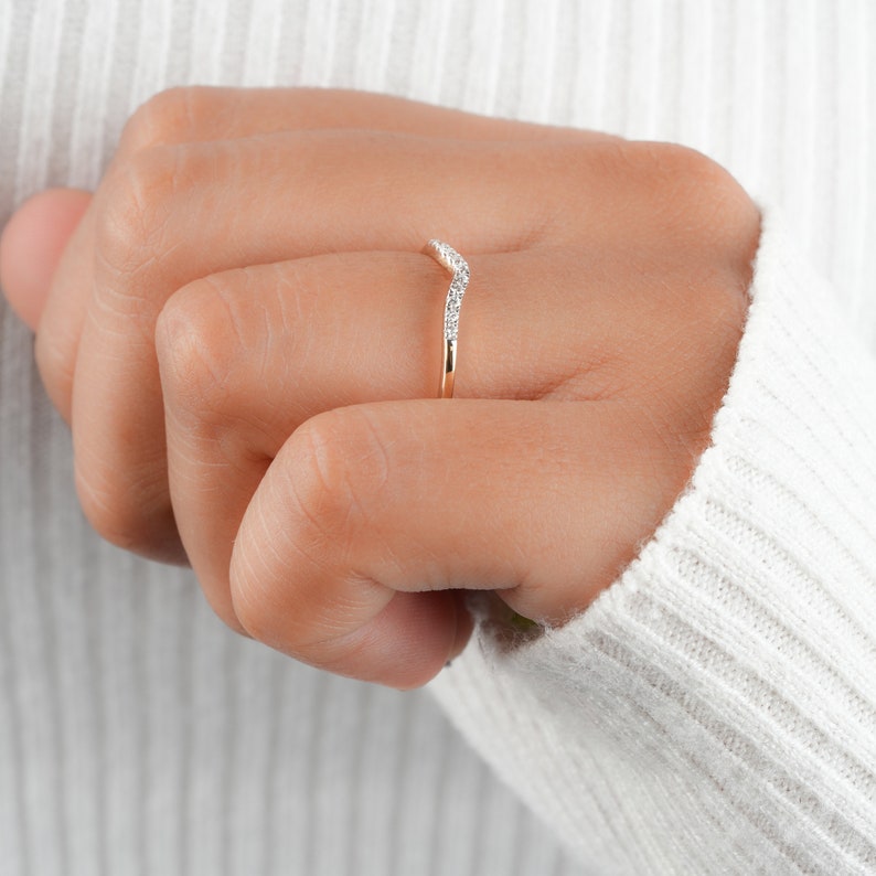 Lab Grown Diamond Curved Band 14K Gold