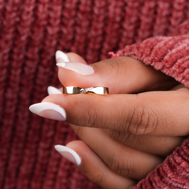 14K Gold Twist Wedding Band | Lab Diamond Möbius Ring