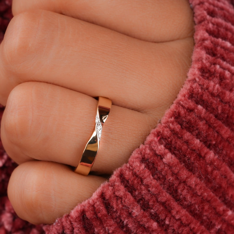 14K Gold Twist Wedding Band | Lab Diamond Möbius Ring