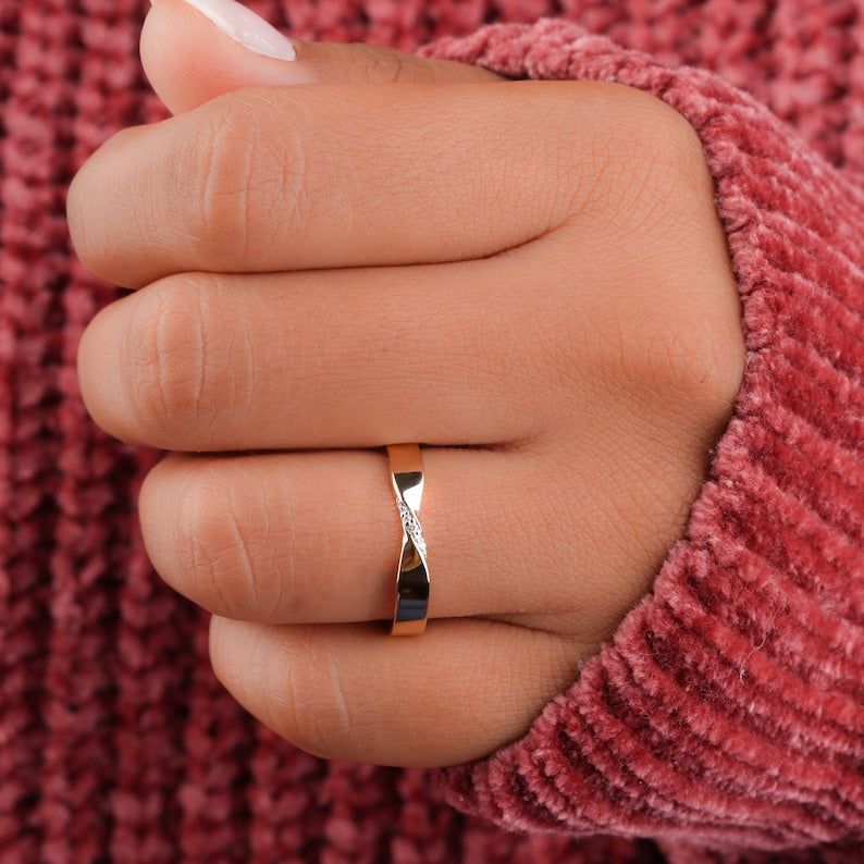 14K Gold Twist Wedding Band | Lab Diamond Möbius Ring
