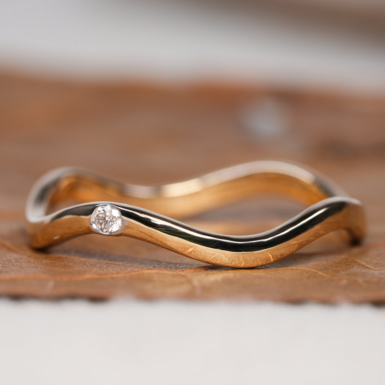 Lab Grown Diamond Arch Bezel Solitaire Ring – Minimalist Wave Band