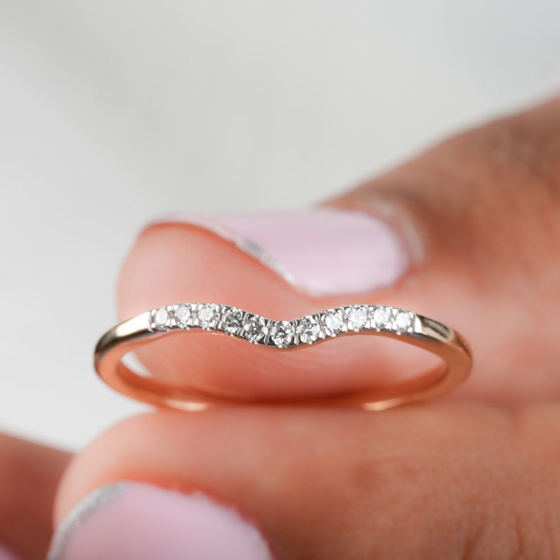 Lab Grown Diamond Curved Band 14K Gold