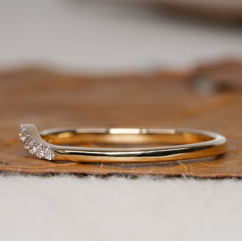 Lab Grown Diamond Curved Band 14K Gold