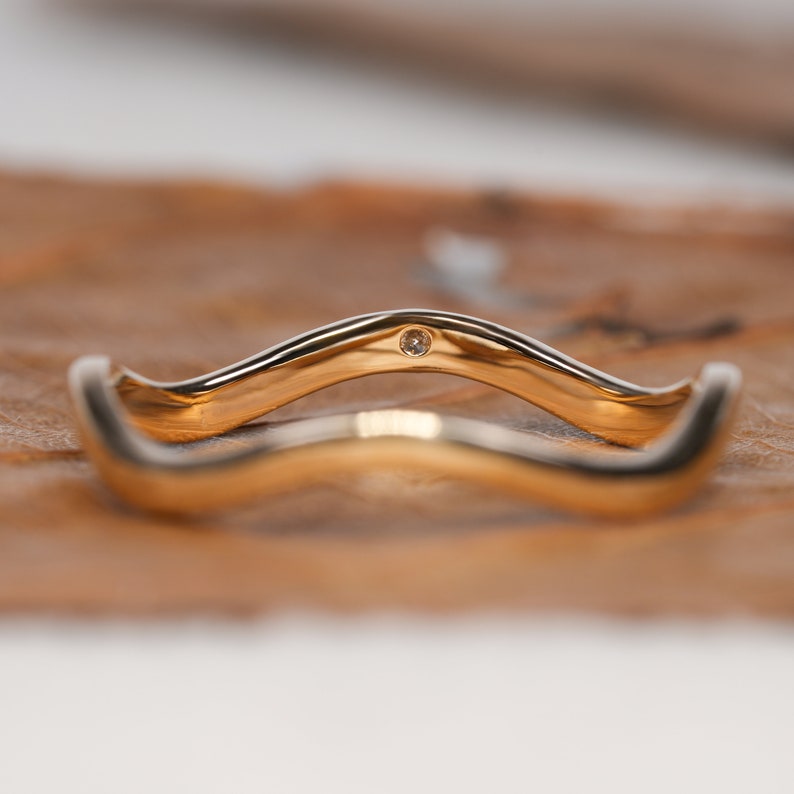 Lab Grown Diamond Arch Bezel Solitaire Ring – Minimalist Wave Band