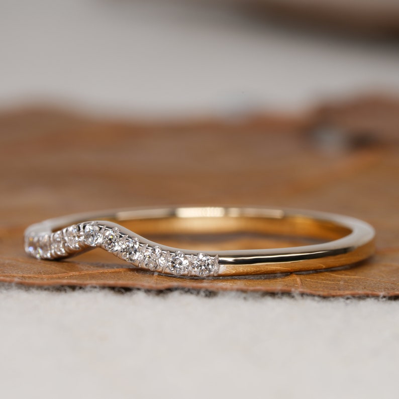 Lab Grown Diamond Curved Band 14K Gold