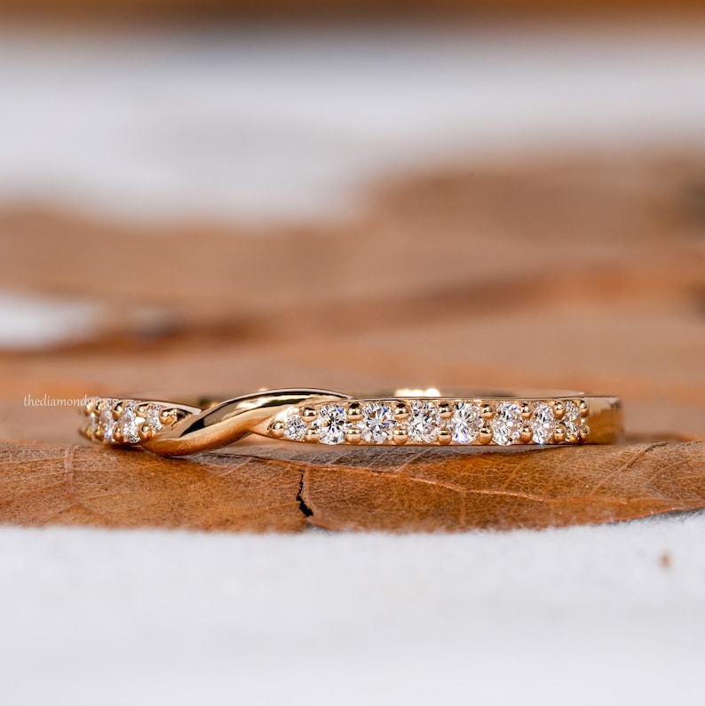 Round Lab Diamond Twisted Half Eternity Band