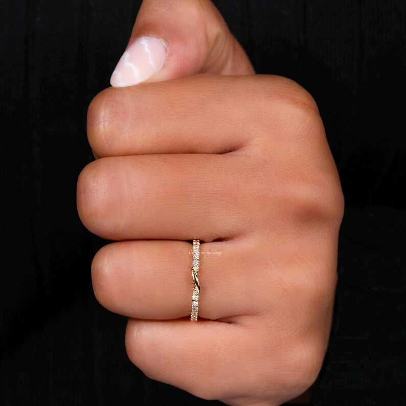 Round Lab Diamond Twisted Half Eternity Band