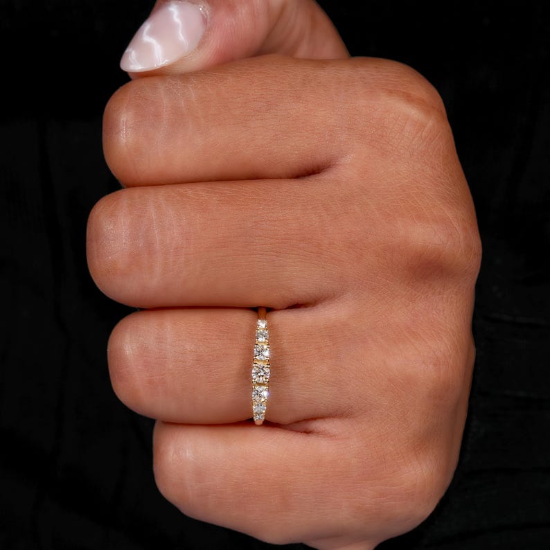 Round Lab Grown Diamond Ring – 7 Stone Minimal 14K Gold Band