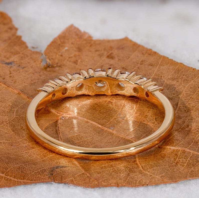 Round Lab Grown Diamond Ring – 7 Stone Minimal 14K Gold Band
