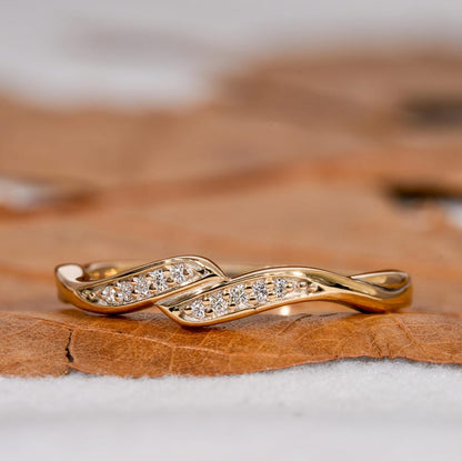 Round Lab Diamond Wave Ring – Minimal 14K Gold Stackable Ring