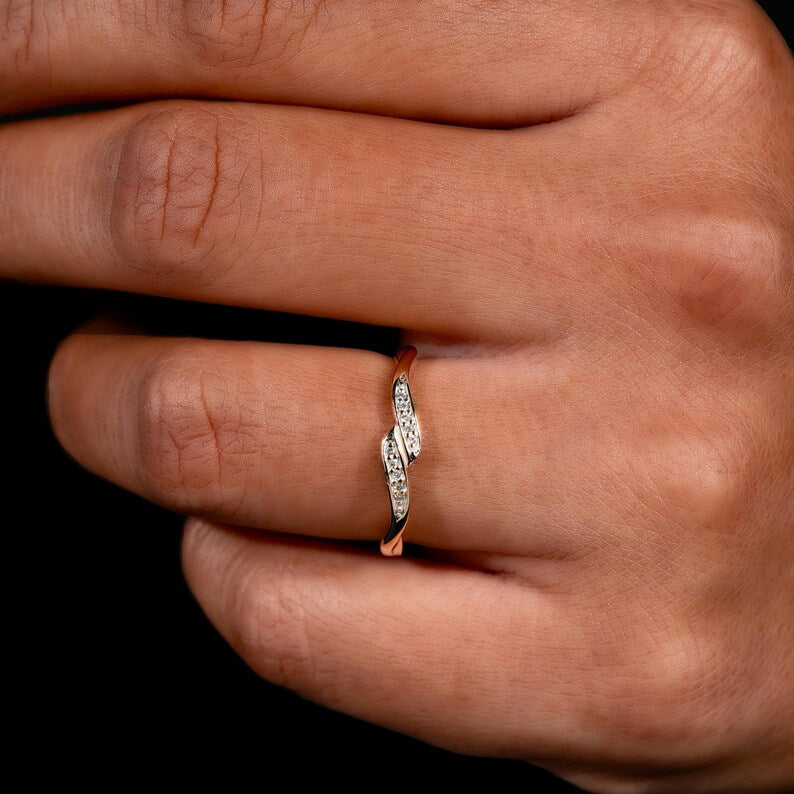 Round Lab Diamond Wave Ring – Minimal 14K Gold Stackable Ring