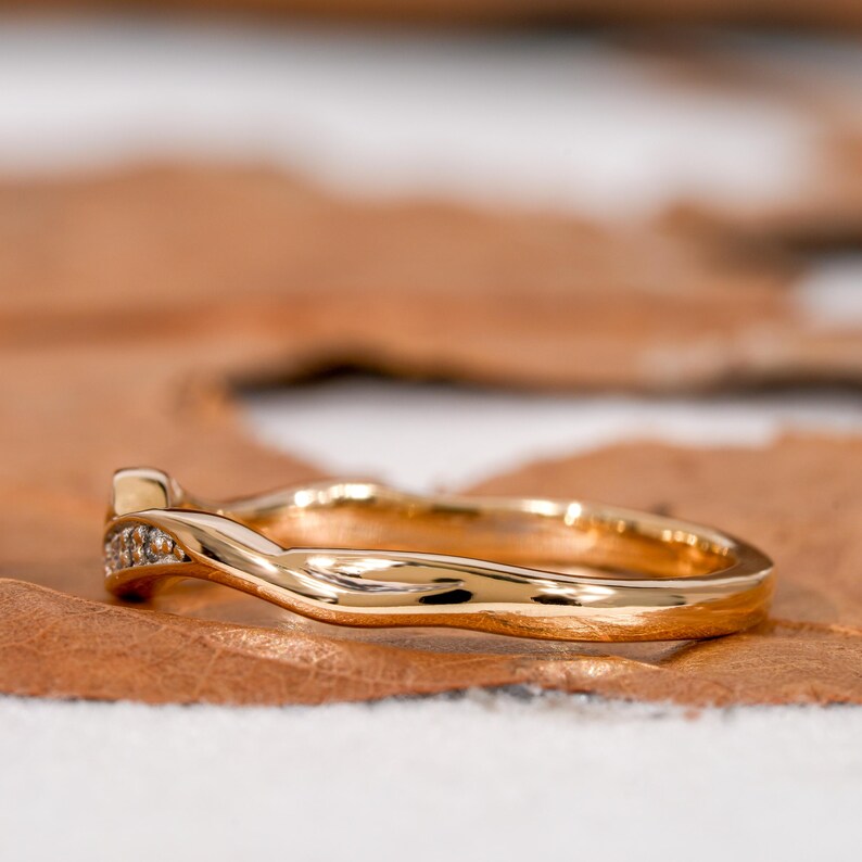 Round Lab Diamond Wave Ring – Minimal 14K Gold Stackable Ring