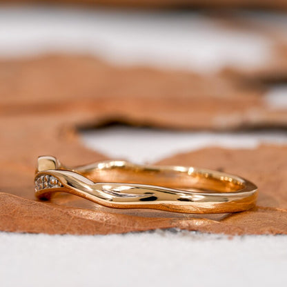 Round Lab Diamond Wave Ring – Minimal 14K Gold Stackable Ring