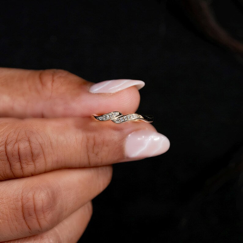 Round Lab Diamond Wave Ring – Minimal 14K Gold Stackable Ring