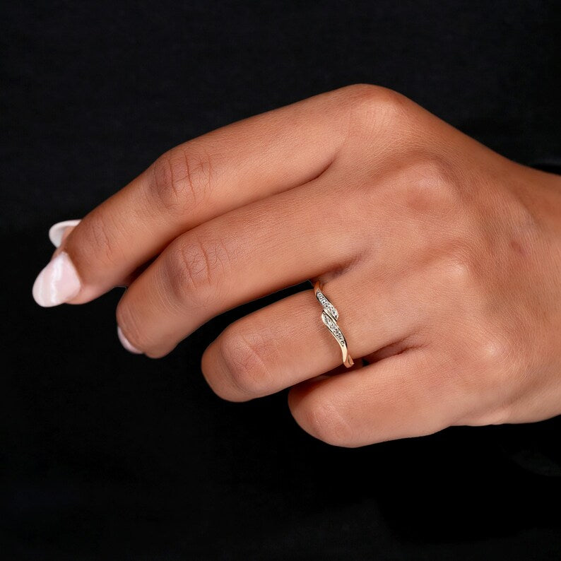 Round Lab Diamond Wave Ring – Minimal 14K Gold Stackable Ring