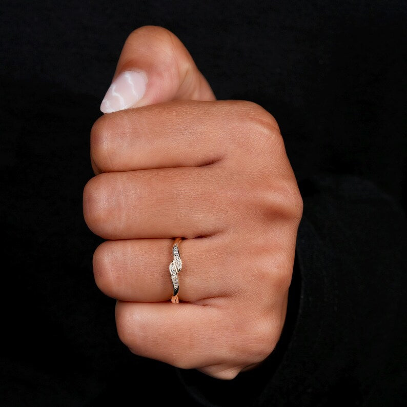 Round Lab Diamond Wave Ring – Minimal 14K Gold Stackable Ring