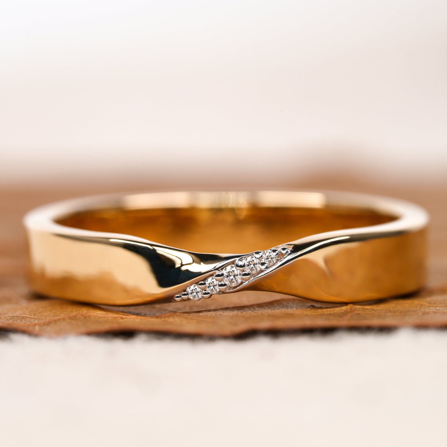 14K Gold Twist Wedding Band | Lab Diamond Möbius Ring