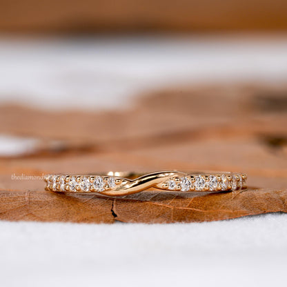 Round Lab Diamond Twisted Half Eternity Band