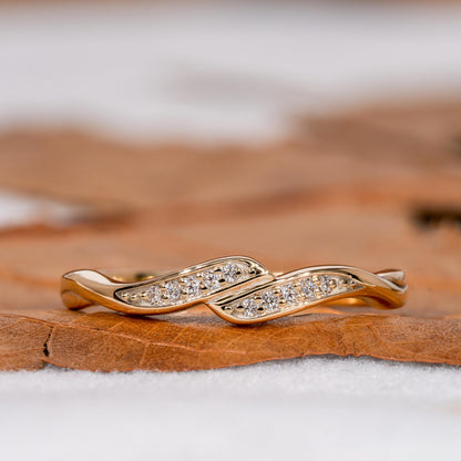 Round Lab Diamond Wave Ring – Minimal 14K Gold Stackable Ring